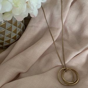 Loft necklace in gold. Long length.